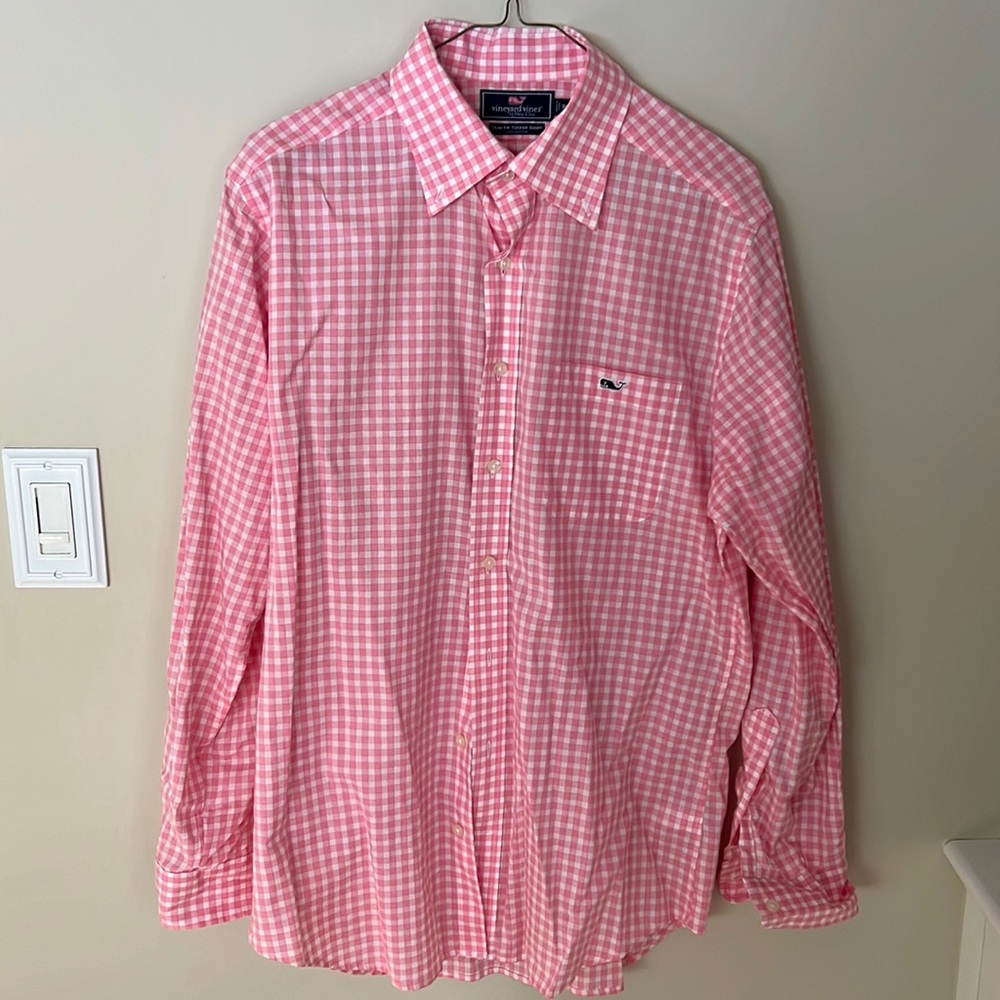 Vineyard Vines Men’s slim fit pink gingham button down. Size M